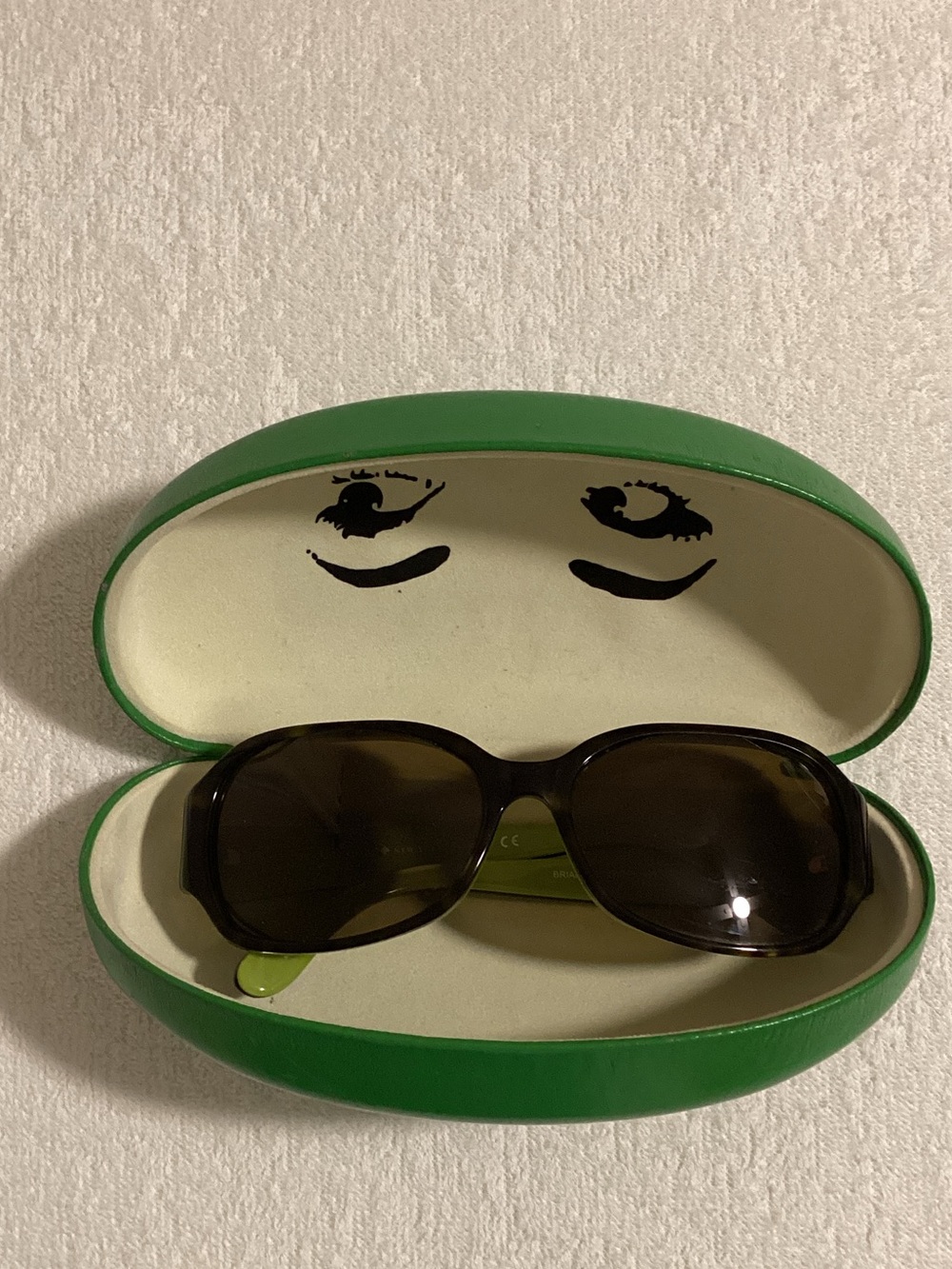 Kate Spade sunglasses, lens need repairing...bowed